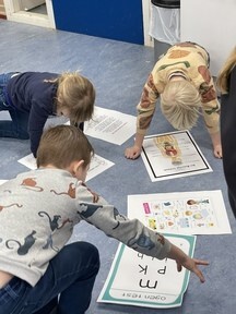 Afbeelding met tekst, persoon, mensen, groep

Automatisch gegenereerde beschrijving